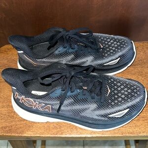 Women’s HOKA tennis shoes  Size 6.5B            Color: purple & black